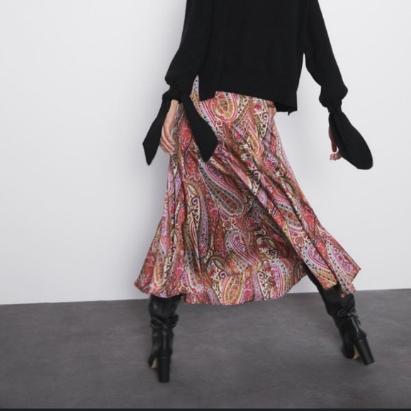 ZARA Multi color PAISLEY PRINT MIDI
SKIRT A-LINE SATIN FINISH, Size S 5707 - Picture 2 of 5